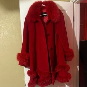 Chic Red Fur-Trimmed Women's Cape